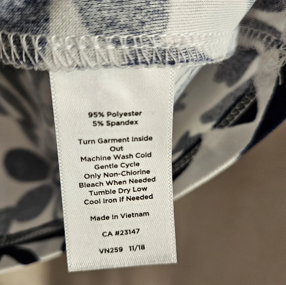 NWOT Talbots white & navy blue pin tuck shoulder blouse top Womens Medium - Picture 3 of 8
